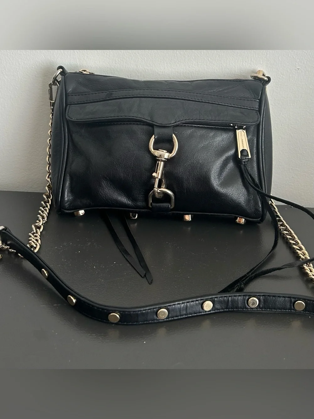 B. Makowsky Black Leather Crossbody Bag Gold Hardware Chain Strap Everyday Purse